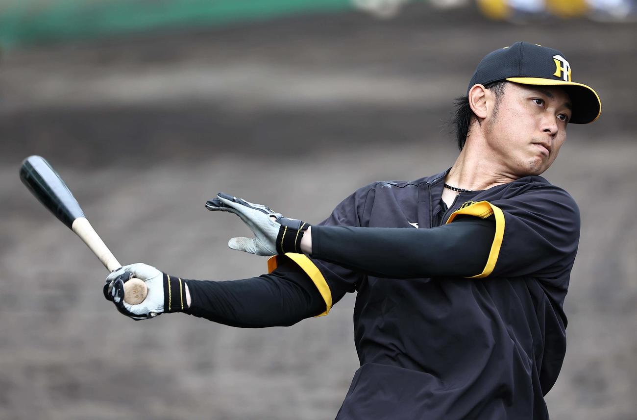 岡田監督に指導を受けた高山はロングティーで打ち込む（撮影・上田博志）