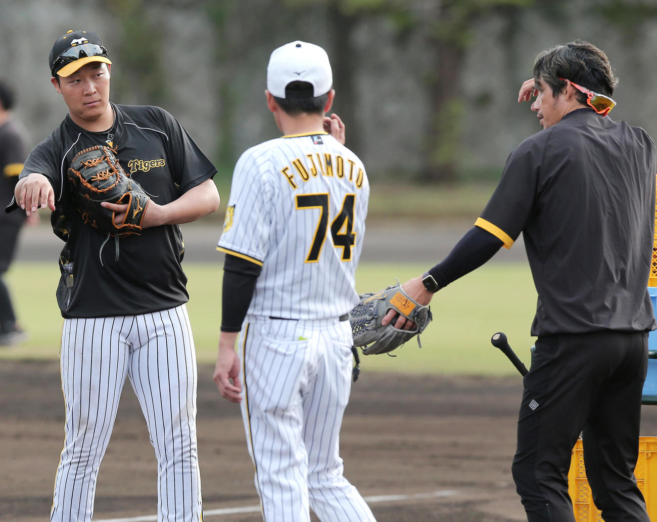 鳥谷臨時コーチ（右）は大山に脱力を勧める（撮影・上山淳一）