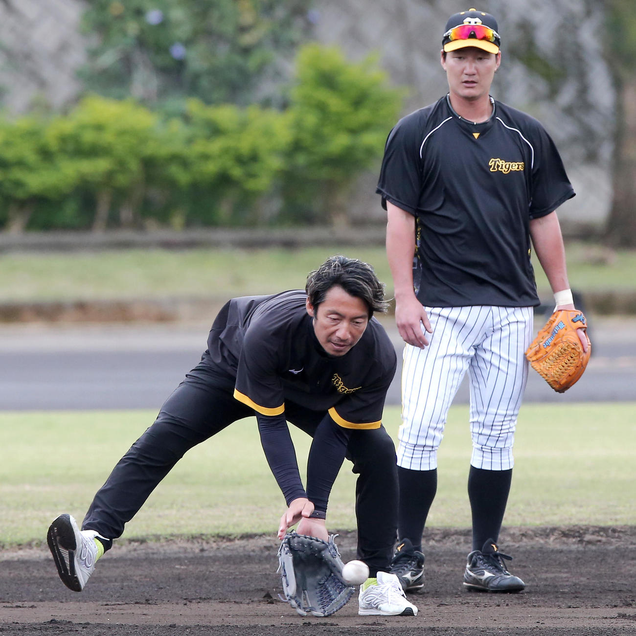 捕球を実演する鳥谷臨時コーチ。右は渡辺諒（撮影・上山淳一）