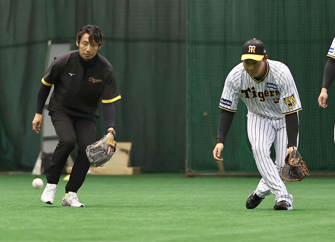 ノックを受ける大山（右）と動きを合わせる鳥谷（撮影・上田博志）