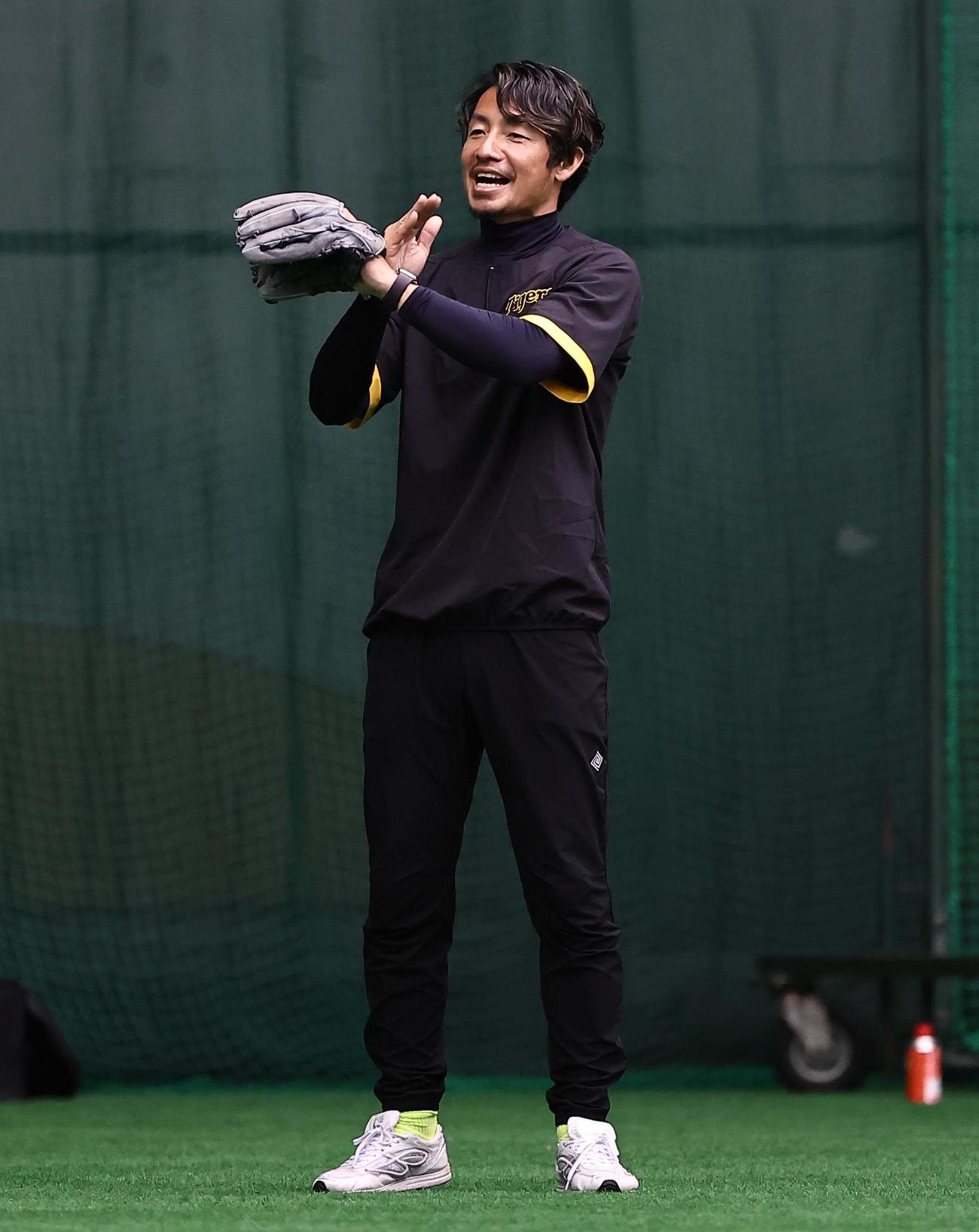 守備練習を見守る鳥谷臨時コーチは×印を作る（撮影・上田博志）