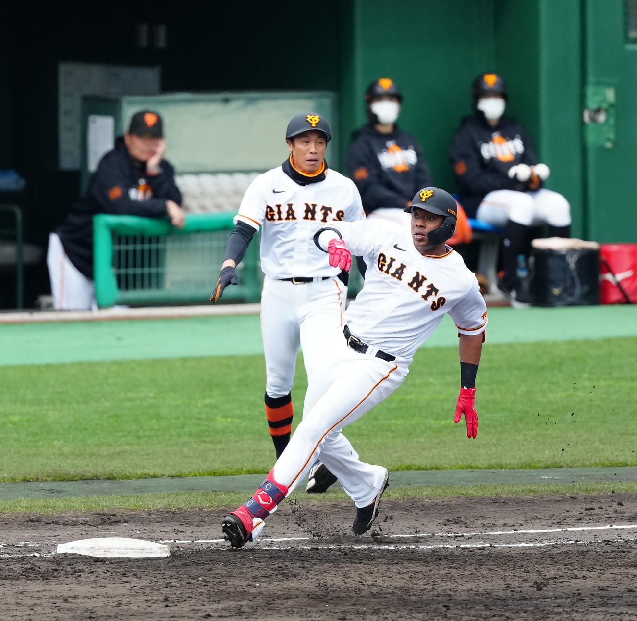 巨人紅白戦　4回裏白組2死二塁、右前適時打を放ったオコエ（撮影・江口和貴）
