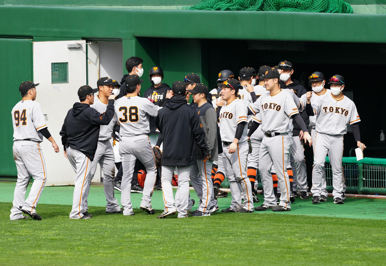 巨人紅白戦で勝利しタッチを交わす浅野（中央右）ら紅組の選手たち（撮影・江口和貴）