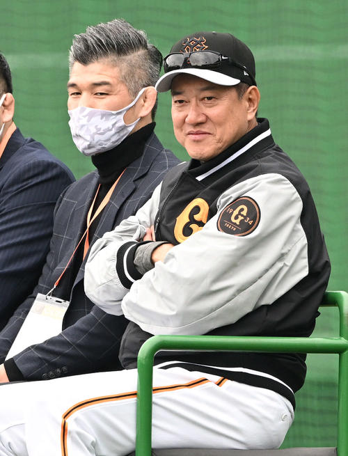 練習を見守る巨人原監督（右）と井上氏（撮影・滝沢徹郎）
