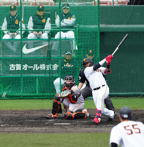 巨人紅白戦　4回裏白組2死二塁、右前適時打を放つオコエ（撮影・江口和貴）