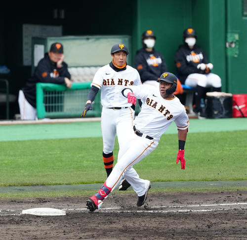 巨人紅白戦　4回裏白組2死二塁、右前適時打を放ったオコエ（撮影・江口和貴）