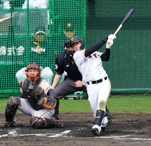 巨人紅白戦　5回裏白組1死、中飛に倒れる萩尾（撮影・江口和貴）