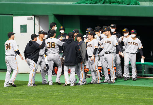 巨人紅白戦で勝利しタッチを交わす浅野（中央右）ら紅組の選手たち（撮影・江口和貴）