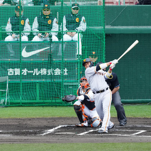 巨人紅白戦　1回表紅組2死、三塁打を放つ北村（撮影・江口和貴）