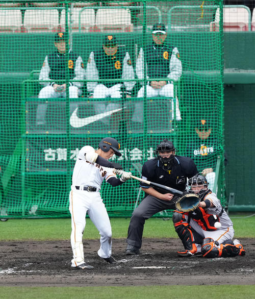巨人紅白戦　3回裏白組2死、左前打を放つ門脇。後方左から3人目は原監督（撮影・江口和貴）