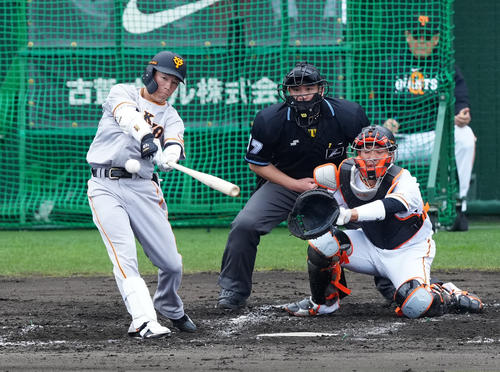 巨人紅白戦　3回表紅組2死一塁、先制適時二塁打を放つ重信（撮影・江口和貴）