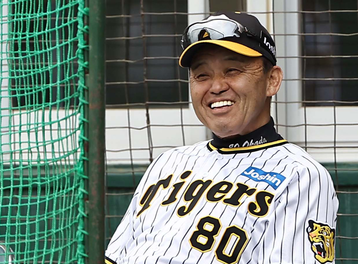 初の紅白戦を笑顔で見つめる岡田監督（撮影・上田博志）