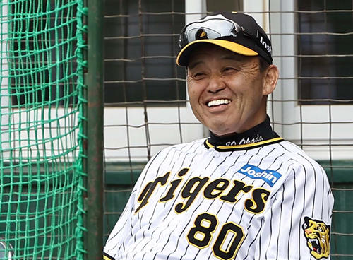 初の紅白戦を笑顔で見つめる岡田監督（撮影・上田博志）