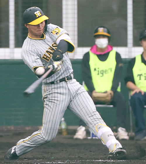3回裏白組1死、森下は内野安打を放つ（撮影・上山淳一）