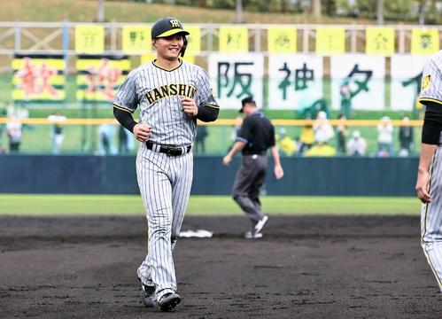 2回表紅組2死一塁、四球で出塁した森下は笑顔を見せる(撮影・上田博志)