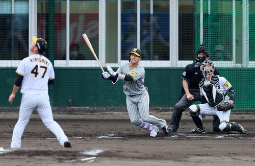 2回表紅組2死一塁、木浪は右越え2点本塁打を放つ。投手桐敷（撮影・加藤哉）