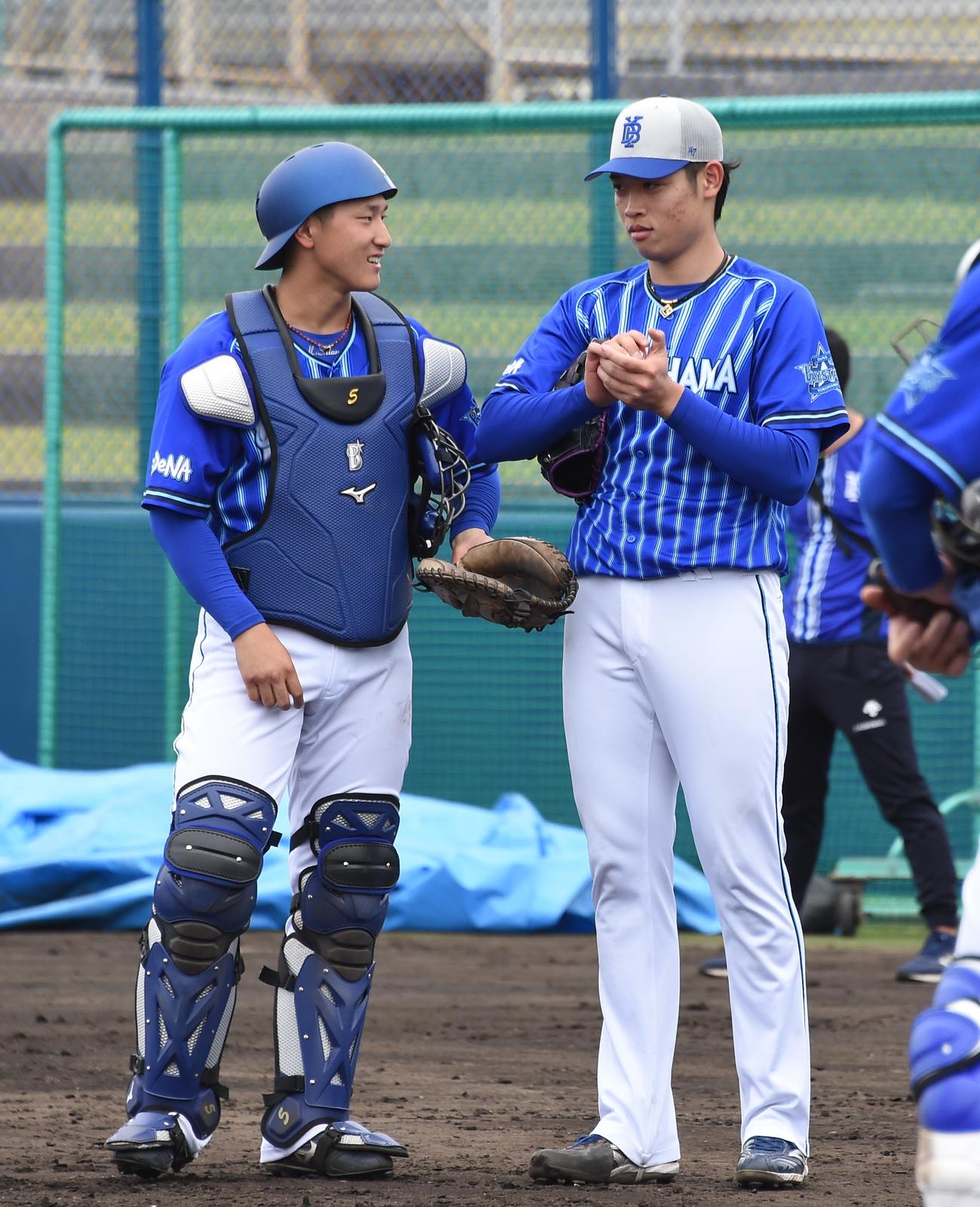 2023年2月9日、投内連係でプレーの確認をするDeNA松尾（左）と小園