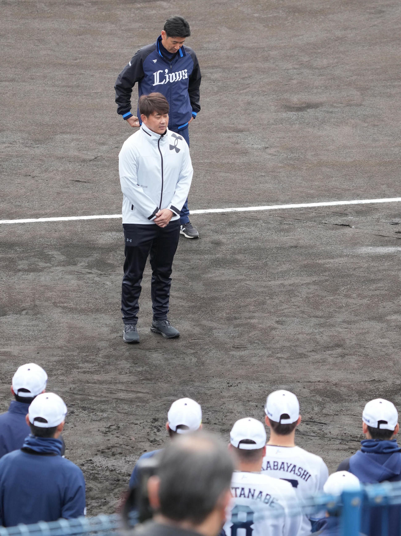 ナインの前であいさつする西武臨時投手コーチの松坂氏（撮影・小沢裕）