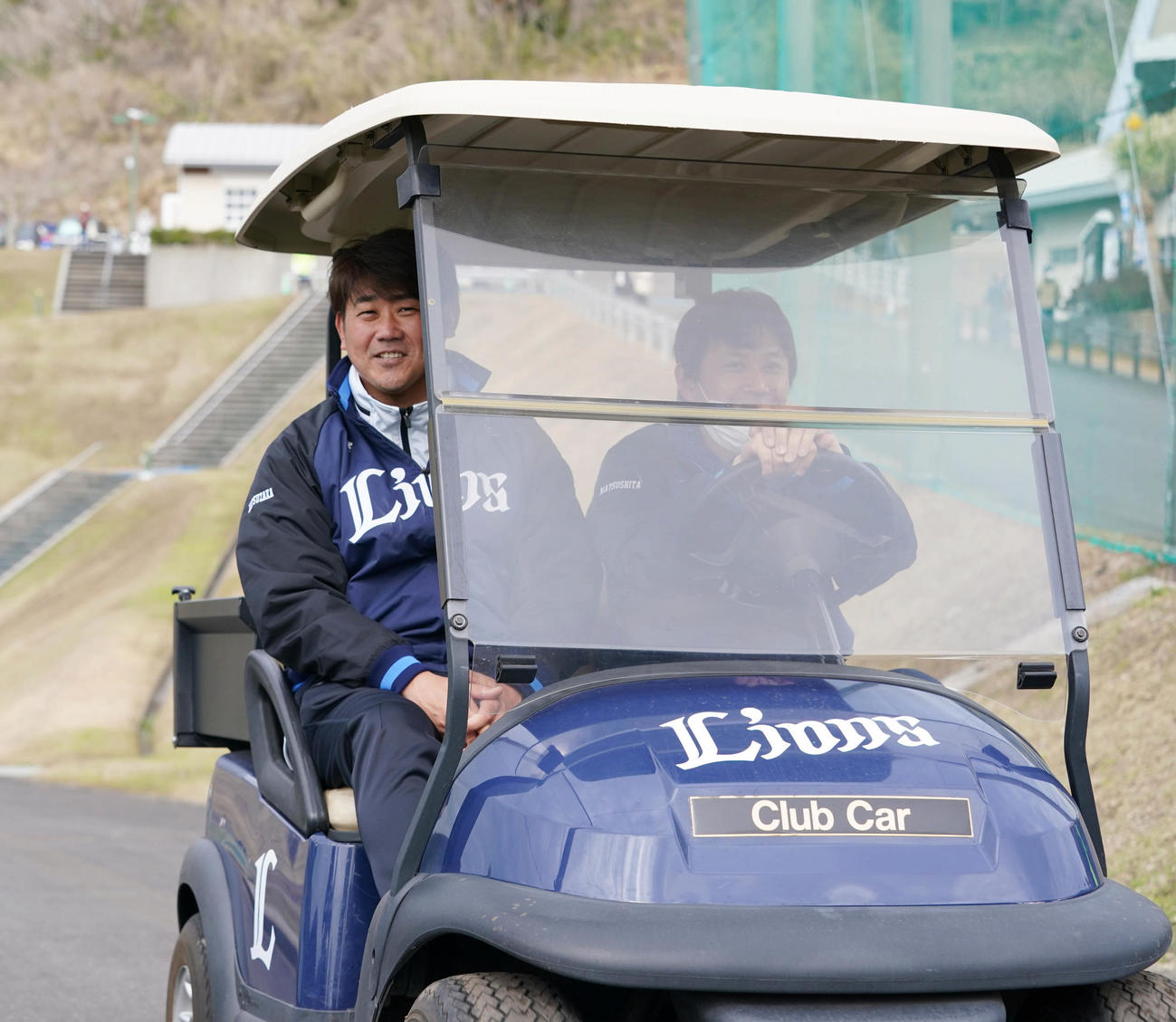 カートで移動する西武臨時投手コーチの松坂氏（撮影・小沢裕）