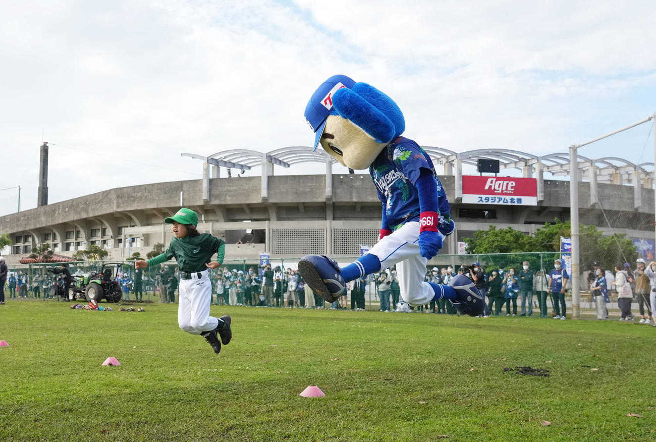 午前中に行われた野球教室に選手と共に参加し軽快な動きを見せるドアラ（右）（撮影・森本幸一）