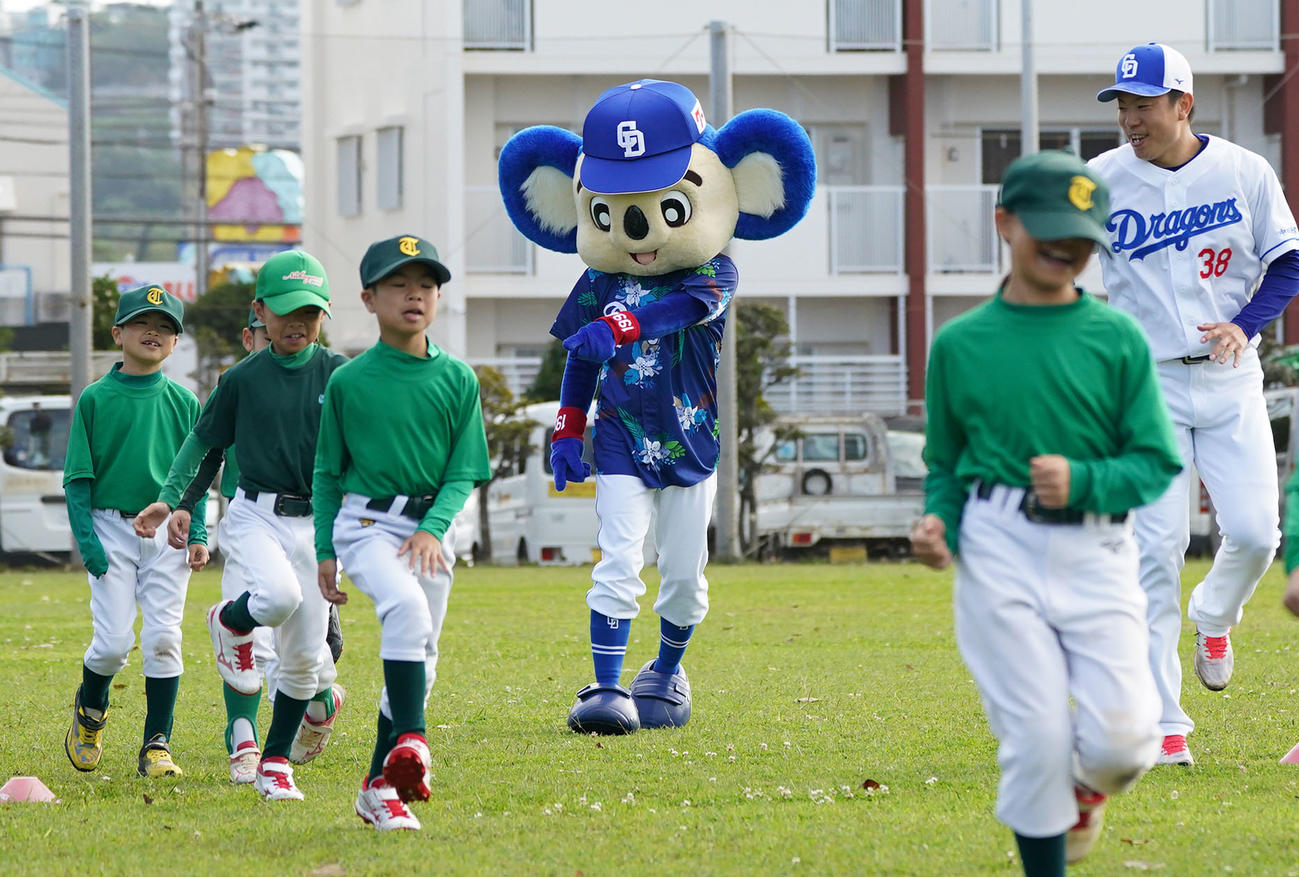 午前中に行われた野球教室に選手と共に参加したドアラ（中央）（撮影・森本幸一）