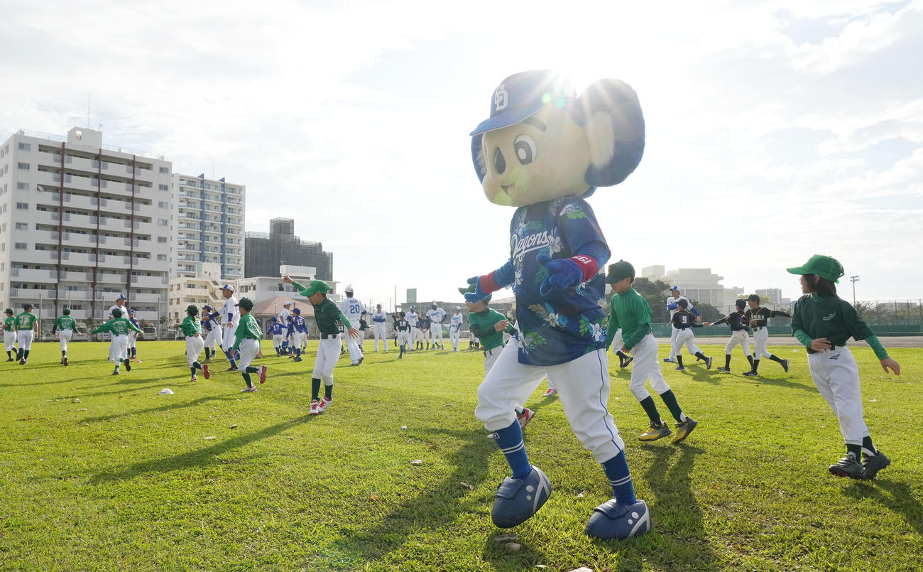 午前中に行われた野球教室に選手と共に参加したドアラ（手前）（撮影・森本幸一）