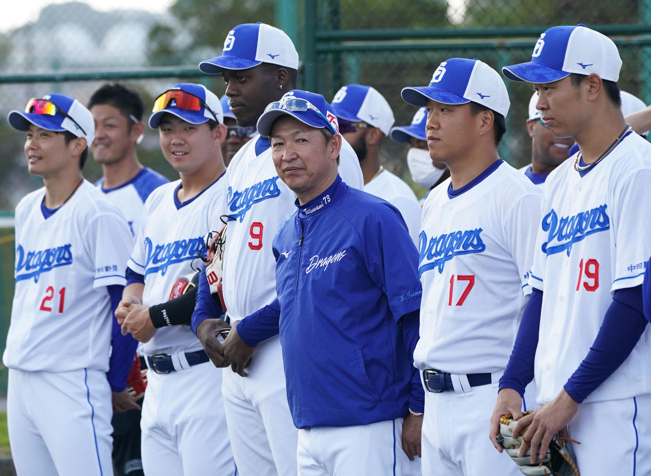 午前中に行われた野球教室に選手と共に参加した立浪監督（中央）（撮影・森本幸一）