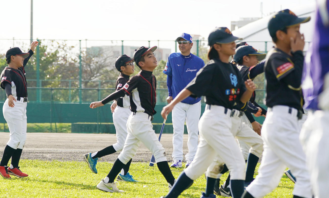 午前中に行われた野球教室に選手と参加し子どもたちを見つめる立浪監督（奥）（撮影・森本幸一）
