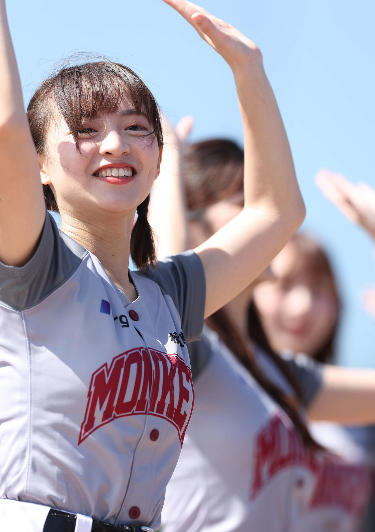 ロッテ対楽天モンキーズ　お立ち台でパフォーマンスする楽天ガールズのチア（撮影・河田真司）