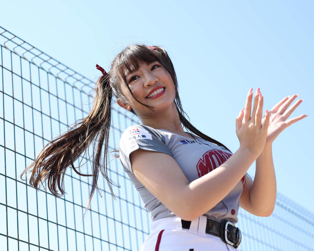 ロッテ対楽天モンキーズ　お立ち台でパフォーマンスする楽天ガールズのチア（撮影・河田真司）