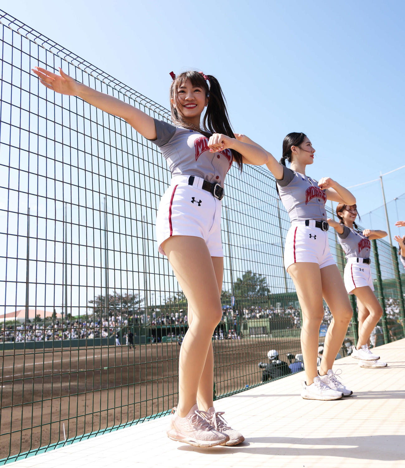 ロッテ対楽天モンキーズ　お立ち台でパフォーマンスする楽天ガールズのチア（撮影・河田真司）