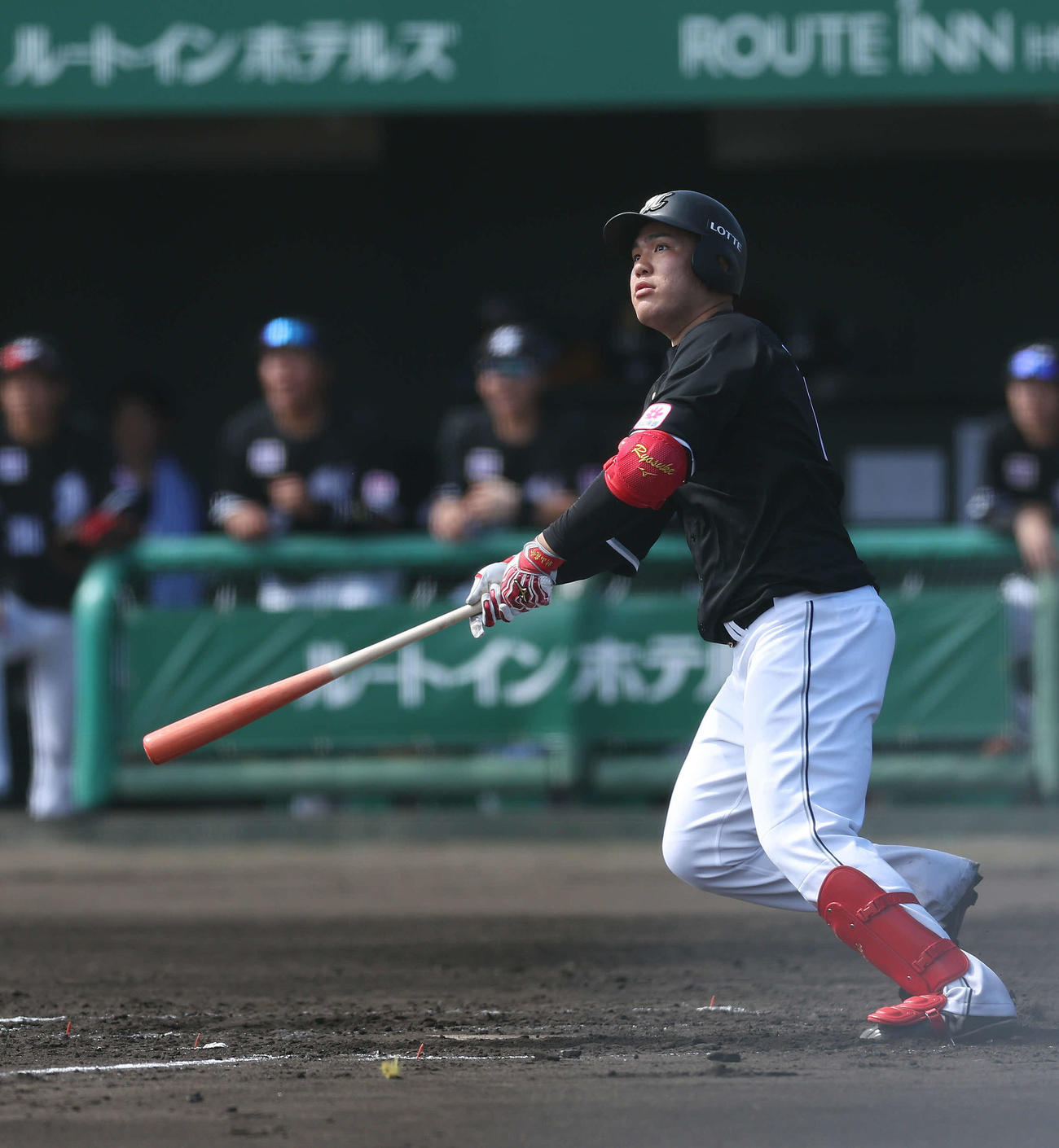 ロッテ対台湾楽天　2回表、左越え先制適時二塁打を放つロッテ村山（撮影・河田真司）