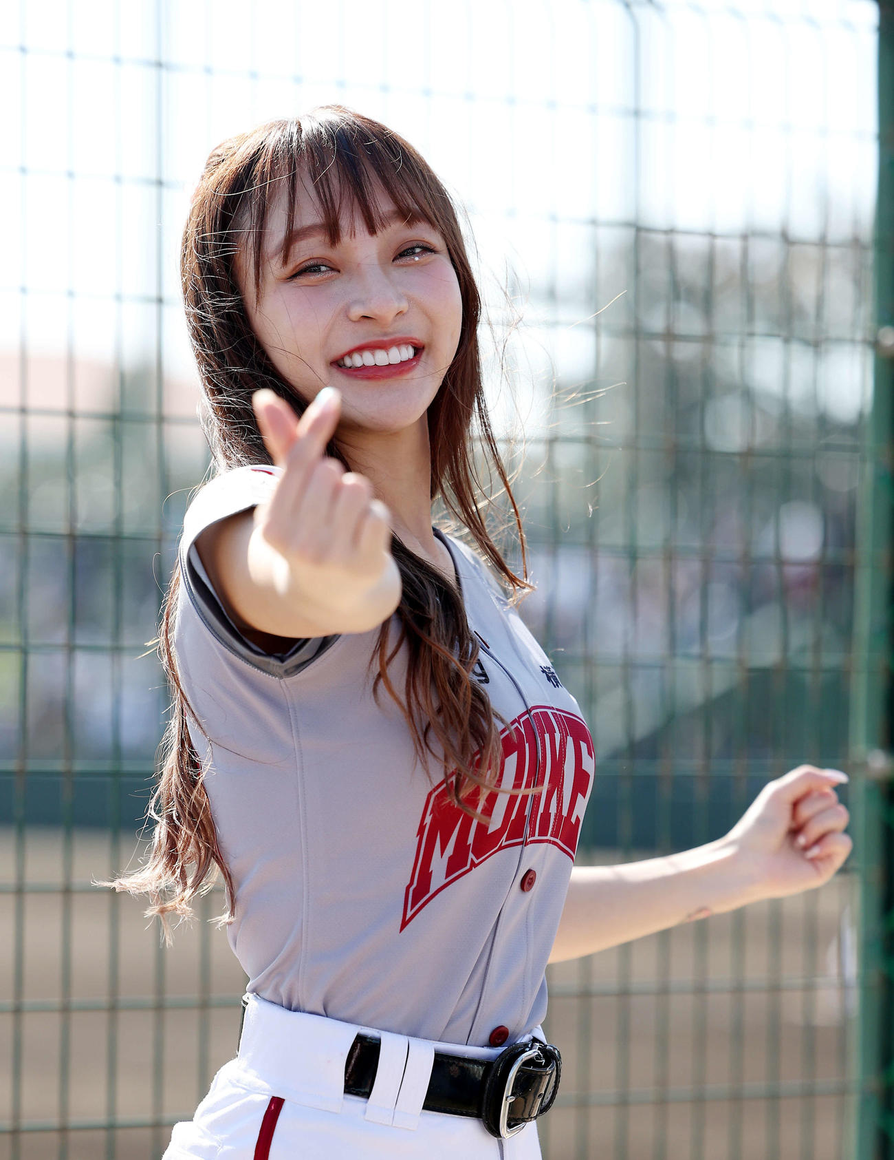 ロッテ対楽天モンキーズ　お立ち台でパフォーマンスするリン・シャンら楽天ガールズのチア（撮影・河田真司）