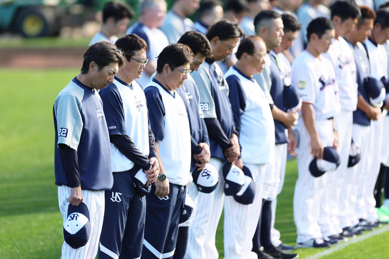 故野村さんの命日を迎え黙とうするヤクルトの、左から高津監督、古田臨時コーチ、真中臨時コーチら（撮影・足立雅史）