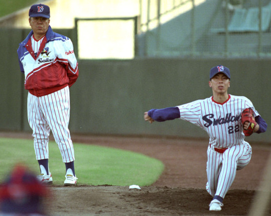 野村克也監督（左）のアドバイスを受け、ブルペンで球練習する高津＝1997年5月9日