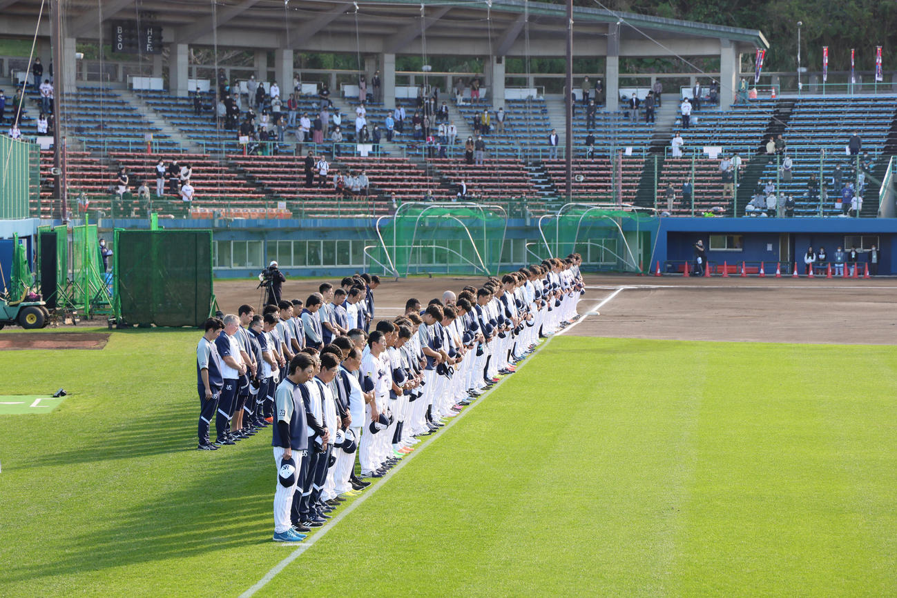 故野村克也さんの命日を迎え黙とうするヤクルトの選手ら（撮影・足立雅史）