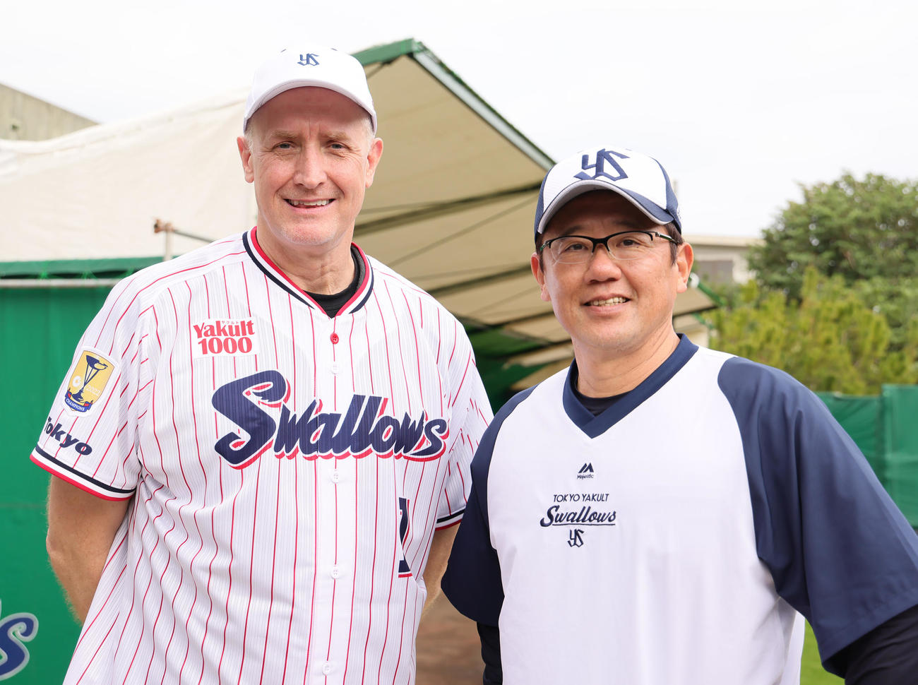 ヤクルトキャンプに訪れたバスケットボール男子日本代表のホーバス監督（左）は古田臨時コーチとの記念撮影に笑顔を見せる（撮影・足立雅史）