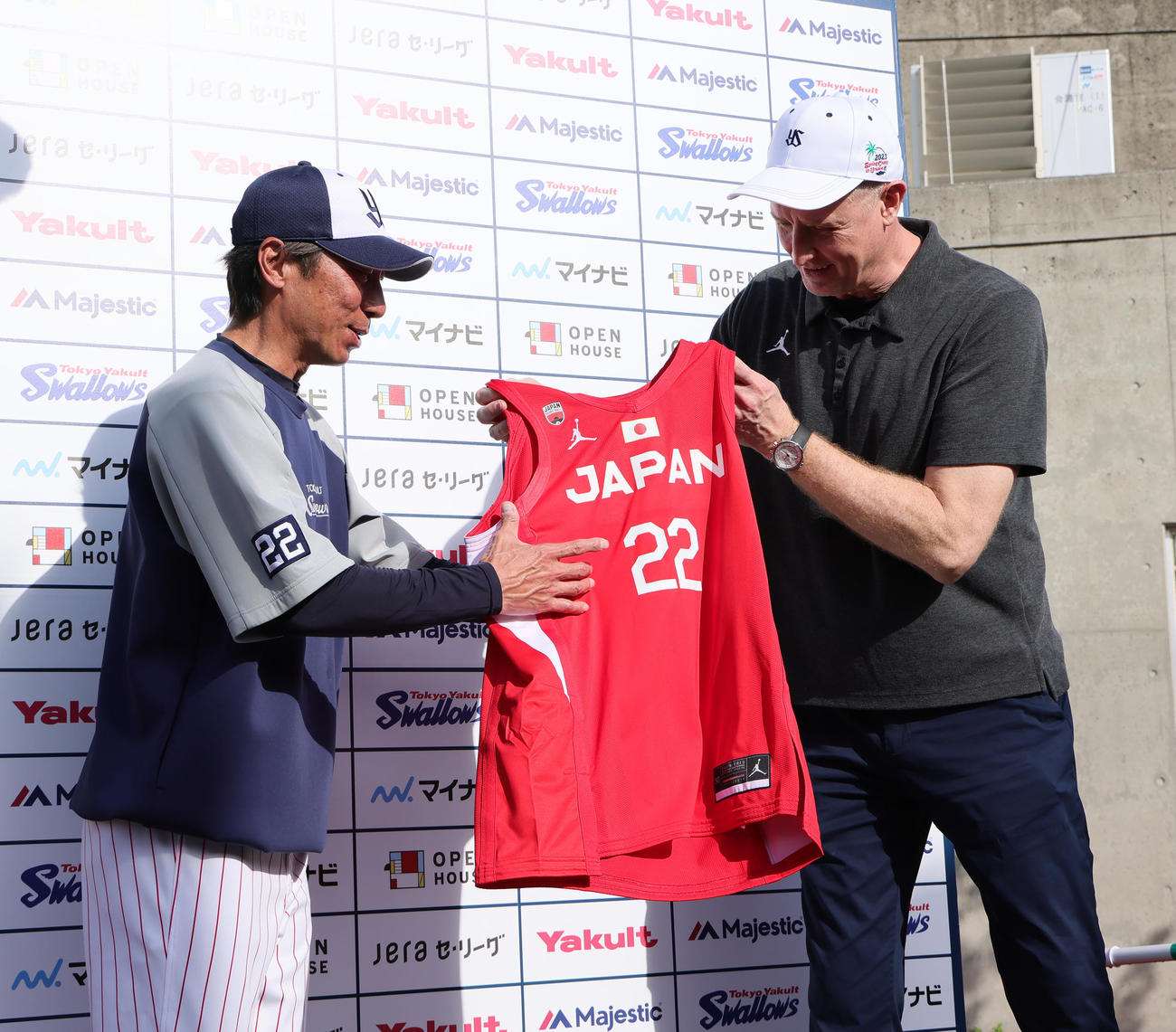 ヤクルトキャンプに訪れたバスケットボール男子日本代表のホーバス監督（右）は高津監督にユニホームをプレゼントする（撮影・足立雅史）