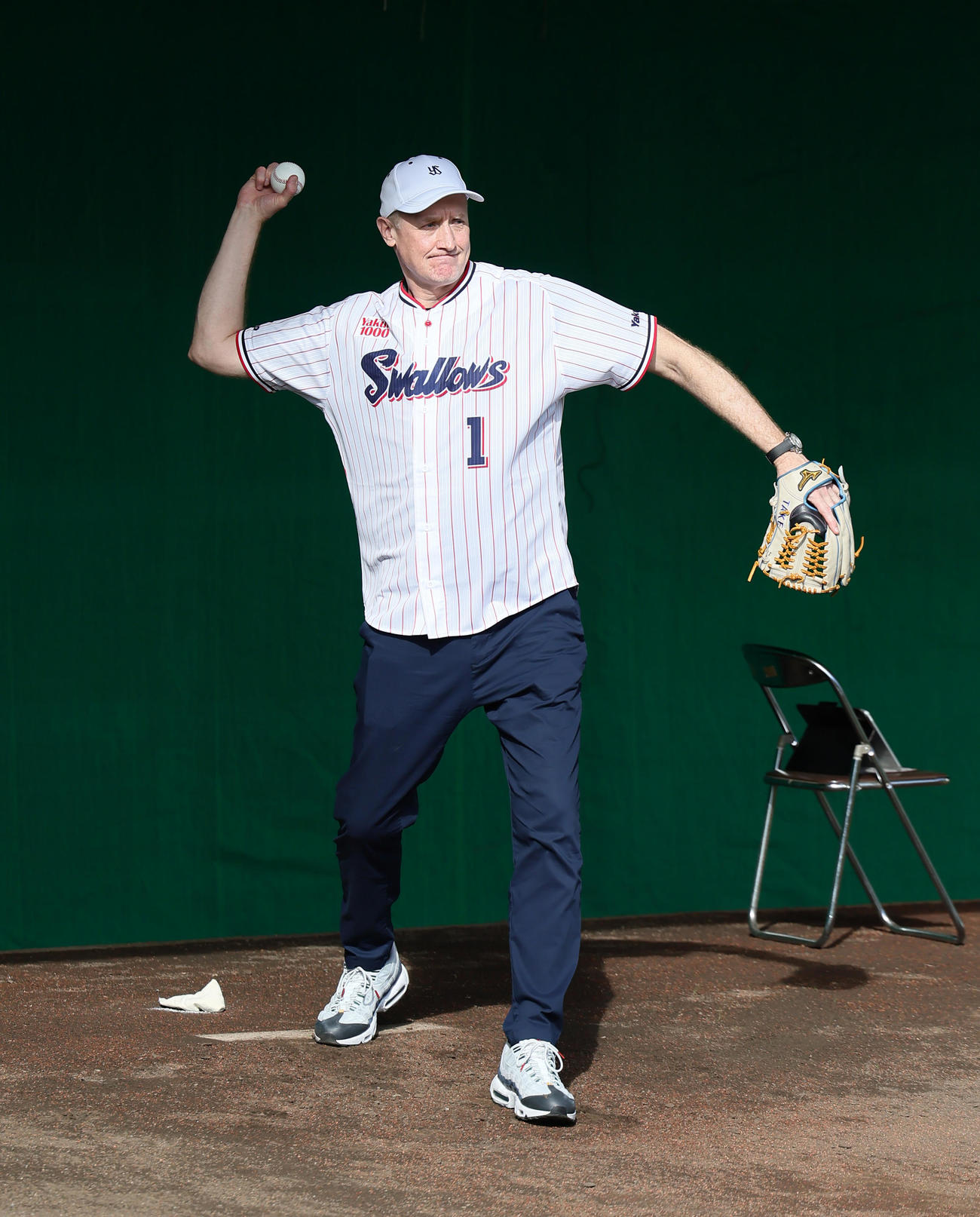 ヤクルトキャンプに訪れたバスケットボール男子日本代表のホーバス監督はブルペンでキャッチボールする（撮影・足立雅史）