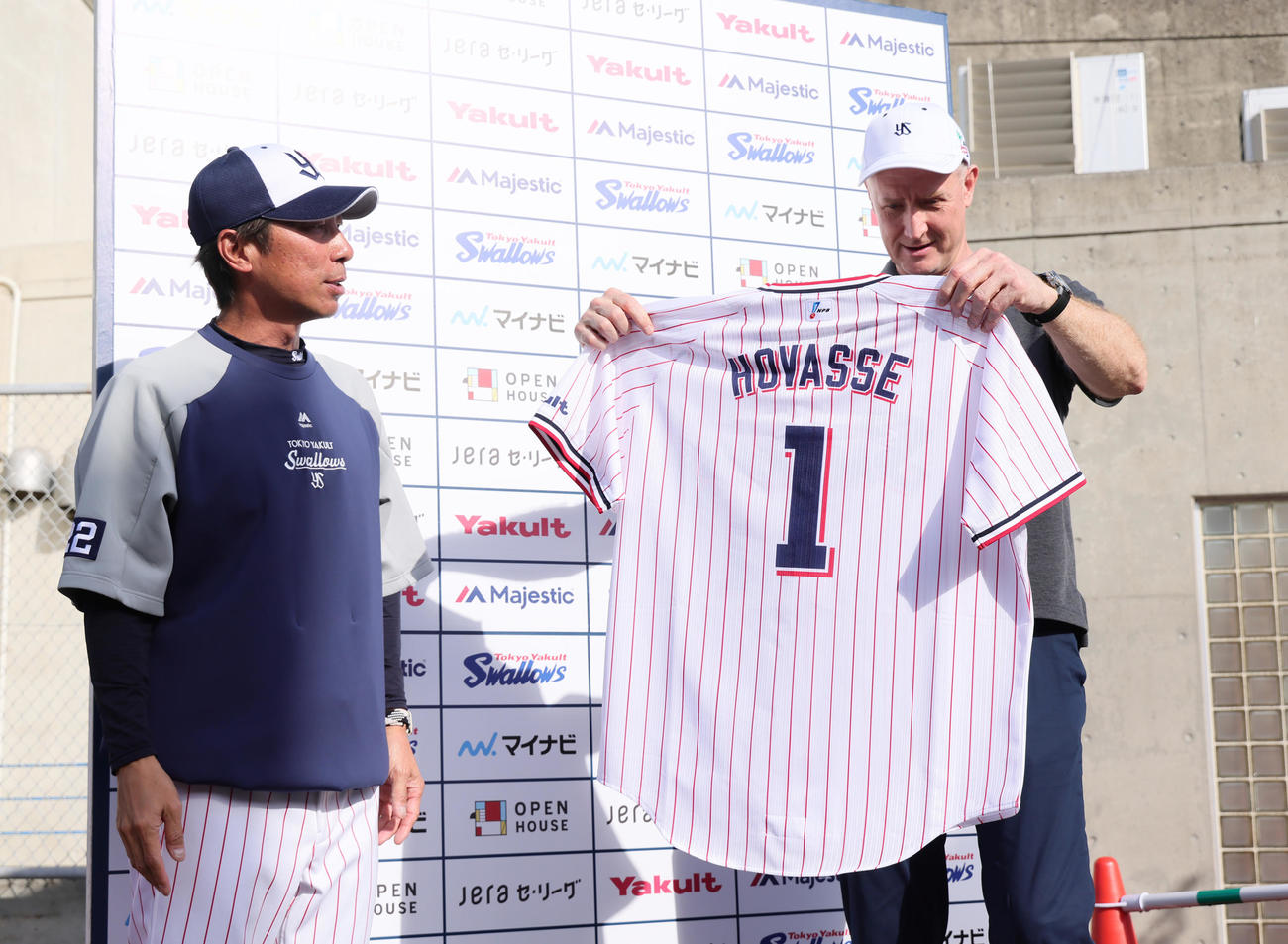 ヤクルトキャンプに訪れたバスケットボール男子日本代表のホーバス監督（右）は高津監督にユニホームをプレゼントされ笑顔（撮影・足立雅史）