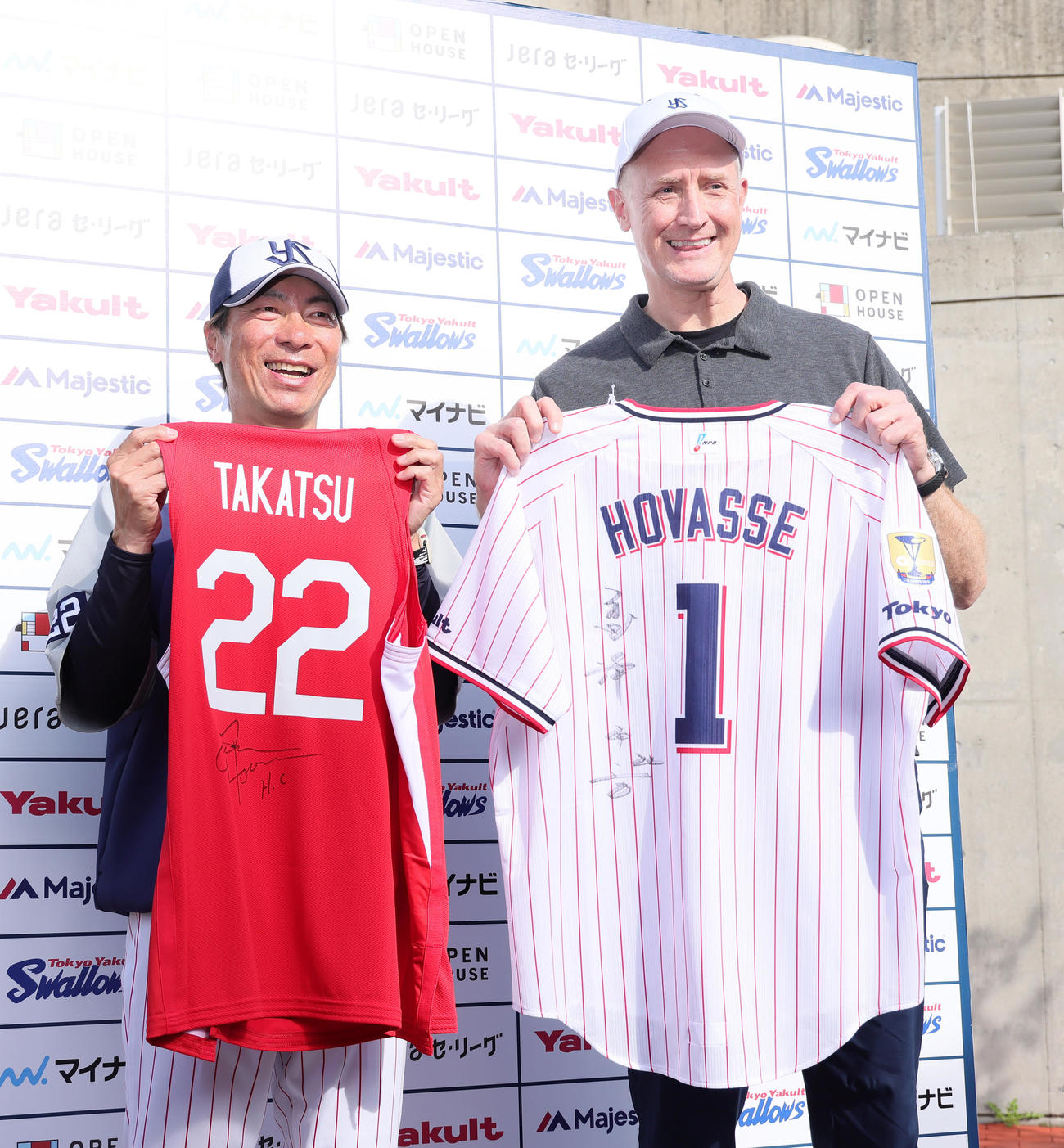 ヤクルトキャンプに訪れたバスケットボール男子日本代表のホーバス監督（右）は高津監督とユニホームをプレゼント交換する（撮影・足立雅史）