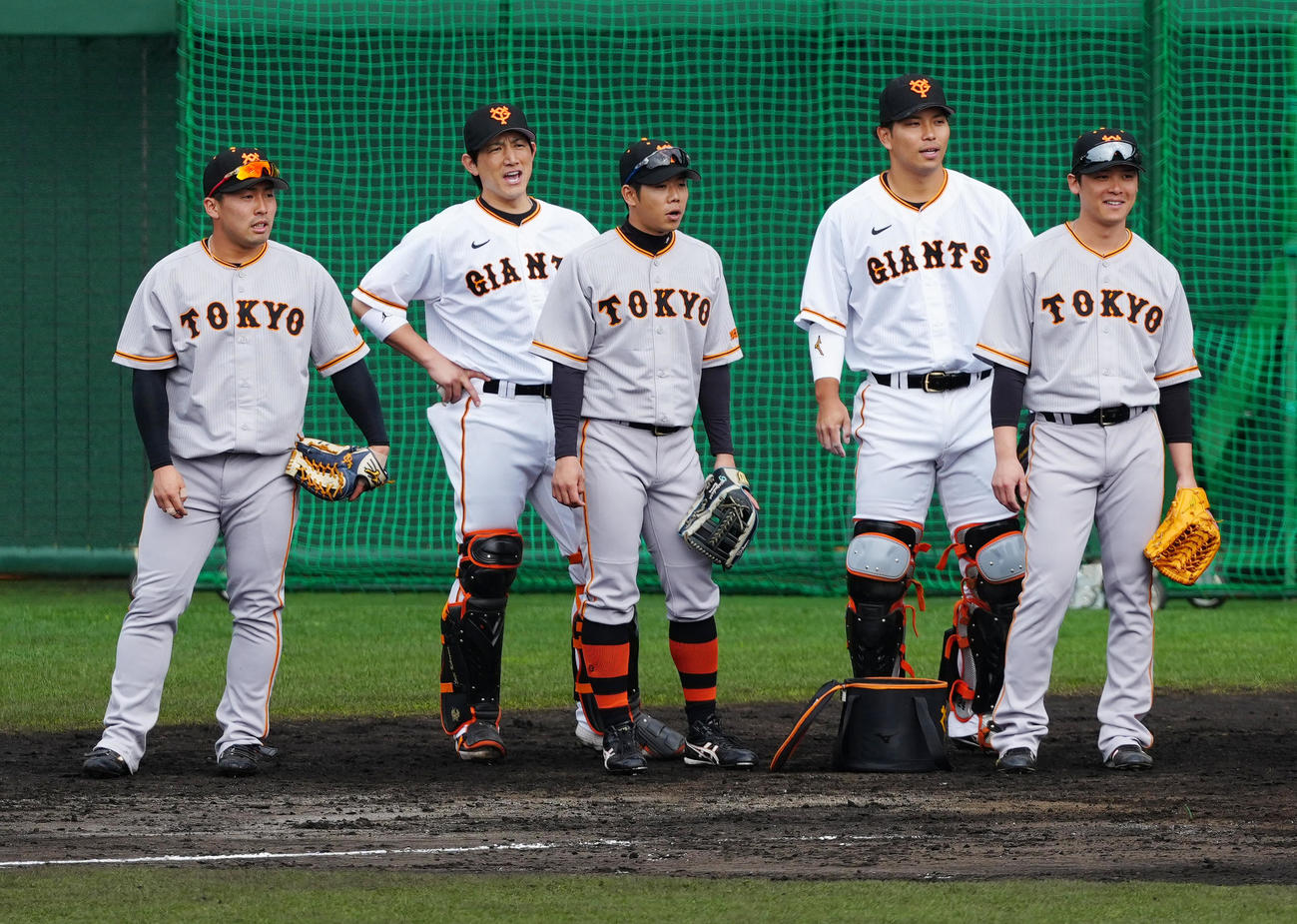 紅白戦前の練習に臨む巨人浅野（左端）。左2人目から小林、松原、大城卓、石川（撮影・江口和貴）