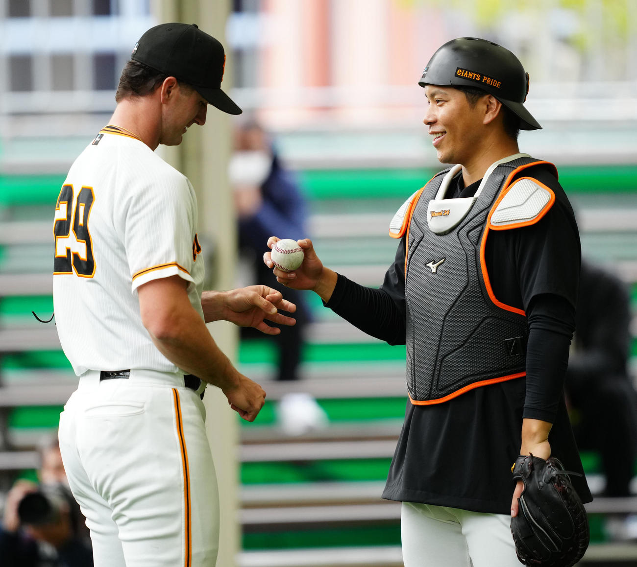 ブルペンで巨人グリフィン（左）と言葉を交わす捕手大城卓（撮影・江口和貴）