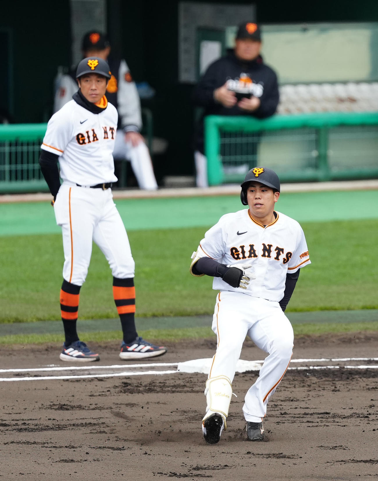 巨人紅白戦　1回裏白組1死、右前打を放った門脇（撮影・江口和貴）
