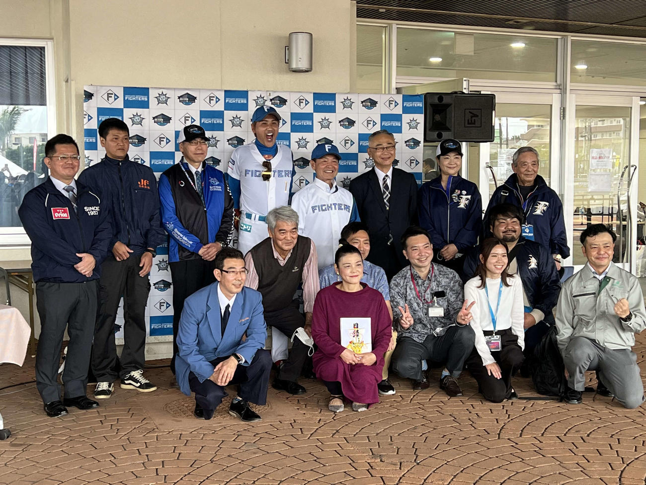 名護市や地元企業などからの寄贈品に大喜びの日本ハム新庄監督（後列左から4人目）（撮影・中島宙恵）