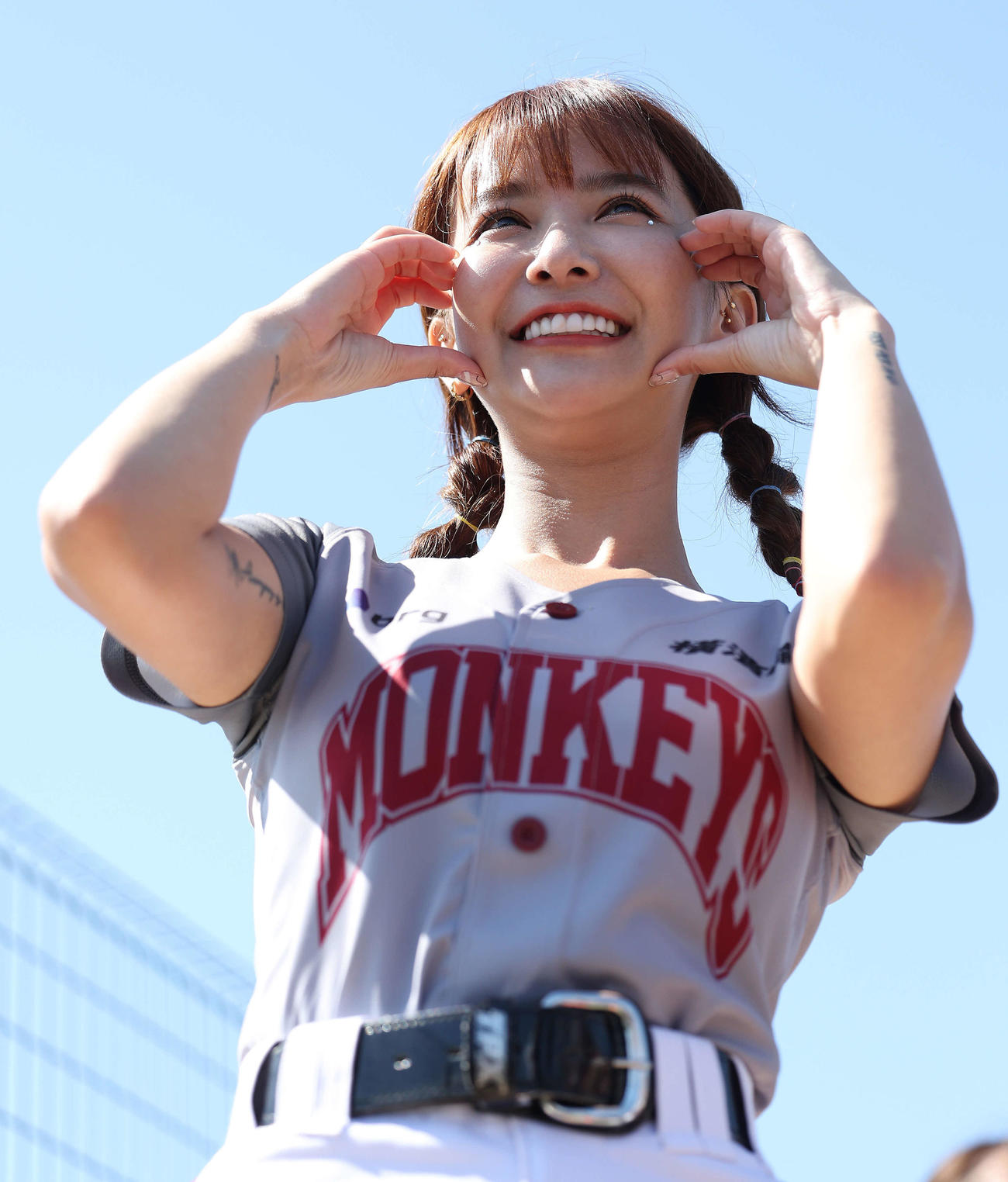 ロッテ対楽天モンキーズ　お立ち台でパフォーマンスする楽天ガールズのチア（撮影・河田真司）