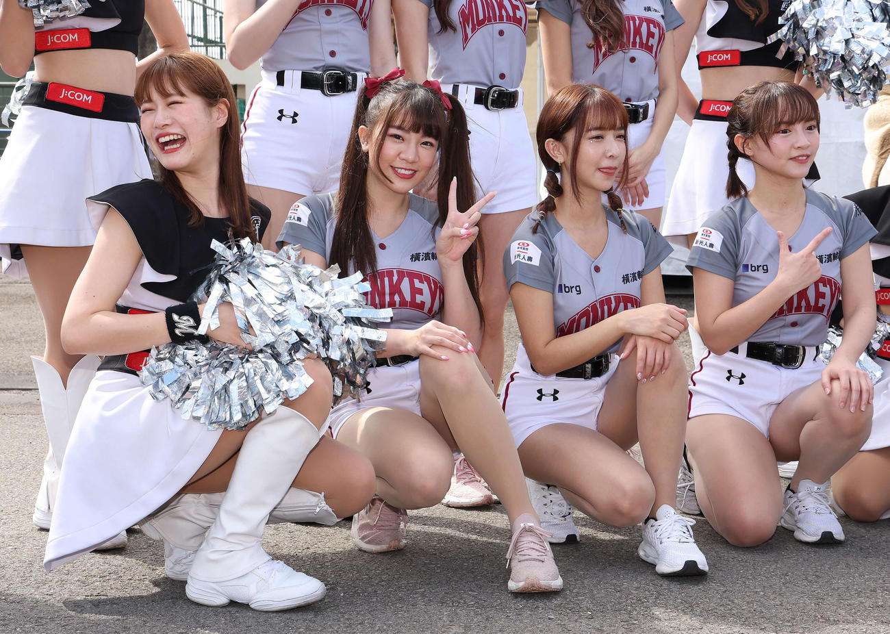 ロッテ対楽天モンキーズ　試合前、撮影会に臨むM☆Splash！！と楽天モンキーズのチア（撮影・河田真司）