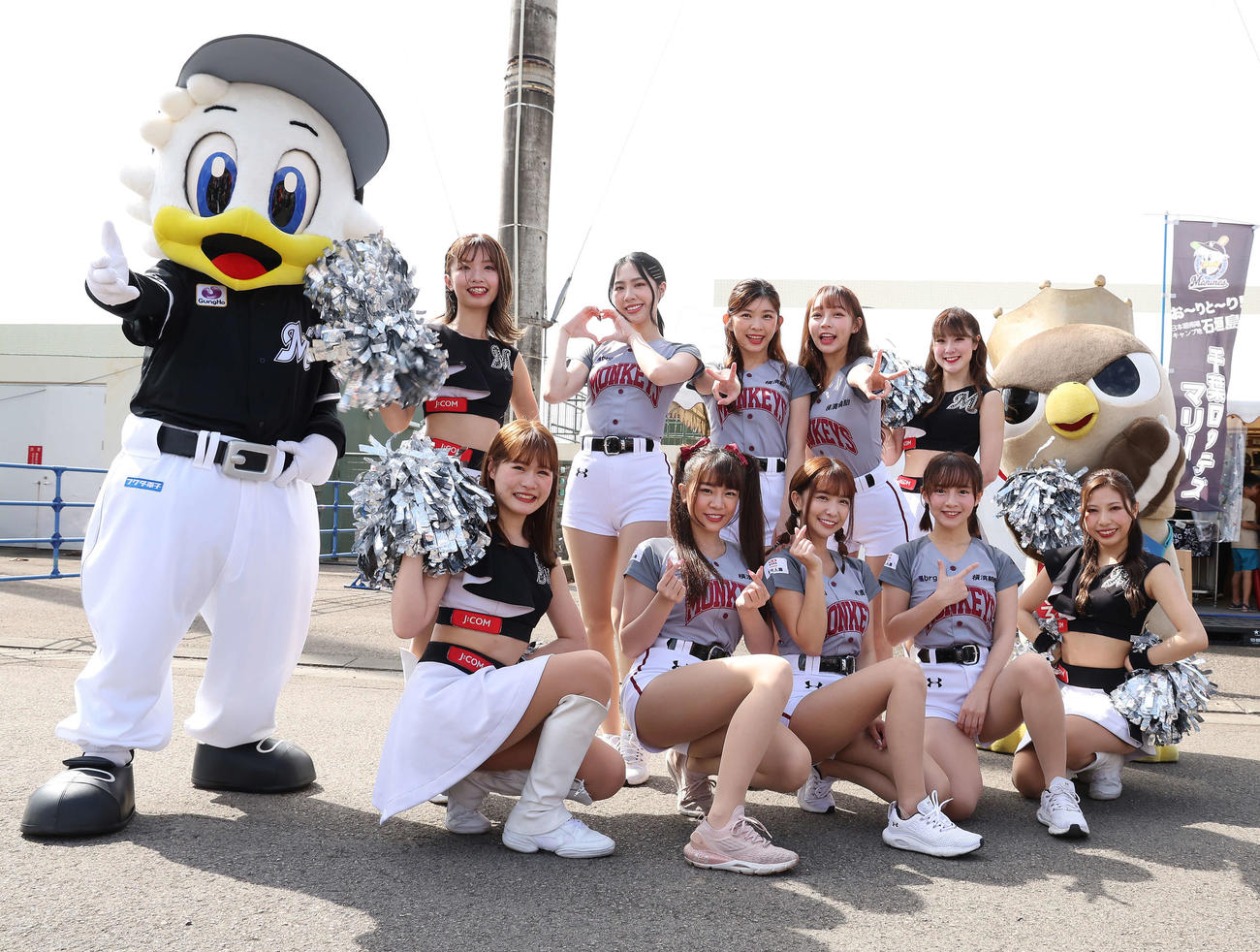 ロッテ対楽天モンキーズ　試合前、撮影会に臨むM☆Splash！！と楽天モンキーズのチア（撮影・河田真司）