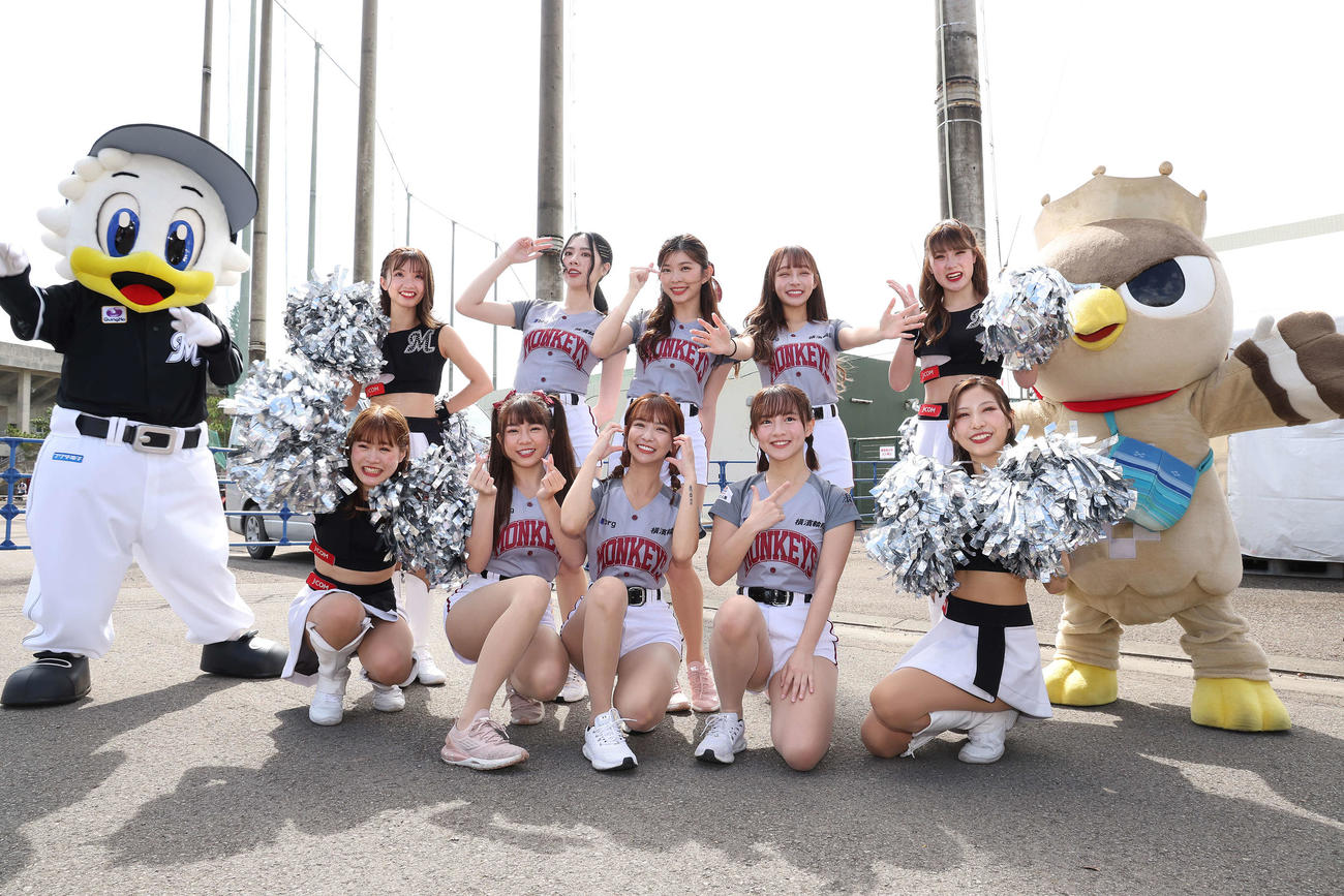 ロッテ対楽天モンキーズ　試合前、撮影会に臨むM☆Splash！！と楽天モンキーズのチア（撮影・河田真司）