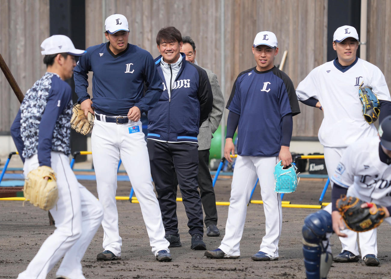 投内連係を見守る臨時投手コーチの松坂氏（中央）（撮影・小沢裕）